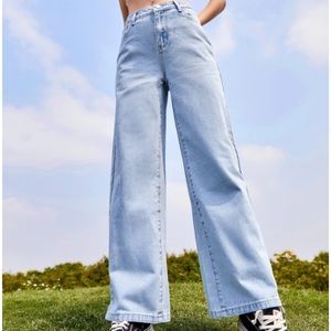 Women’s Solid Light Denim Straight Jeans